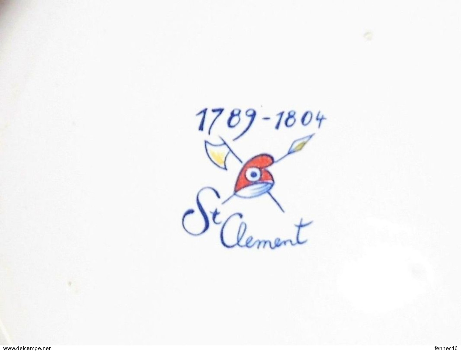 * Assiette Commémorative De Saint-Clément - Union-Force-Liberté-Patrie - 17-91 Pourtour Travaillé - Saint Clément (FRA)