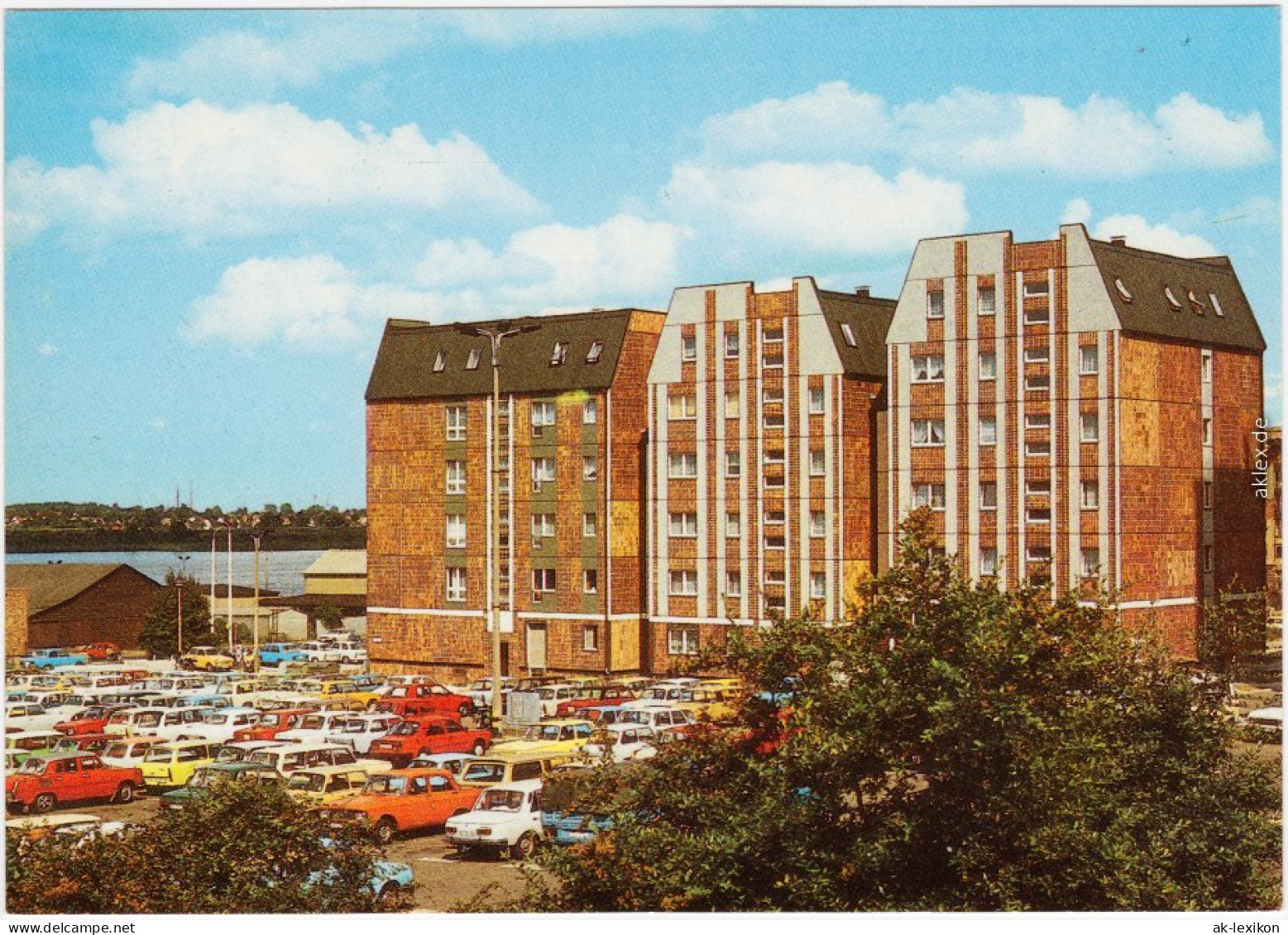 Altstadt Rostock Wohnhaus Mit Parkplatz Im Vordergrund  Trabant Wartburg 1989 - Rostock