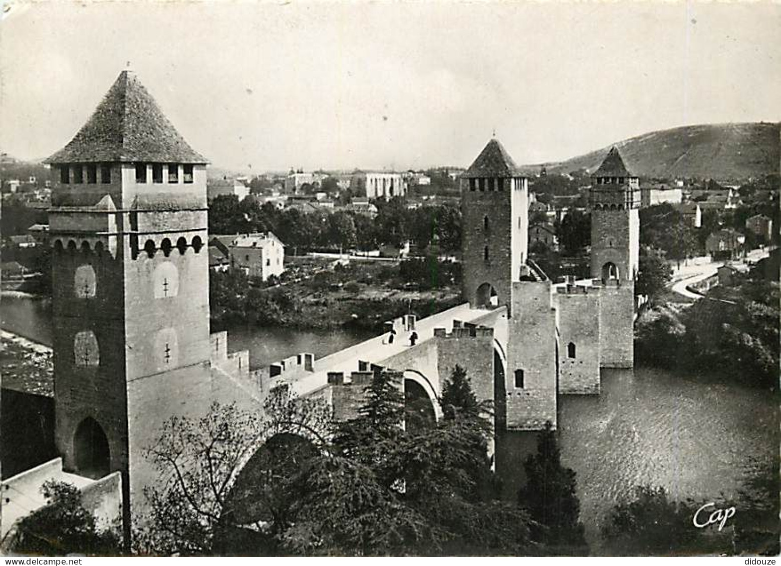 46 - Cahors - Le Pont Valentré Et Le Lot - Carte Dentelée - CPSM Grand Format - Voir Scans Recto-Verso - Cahors