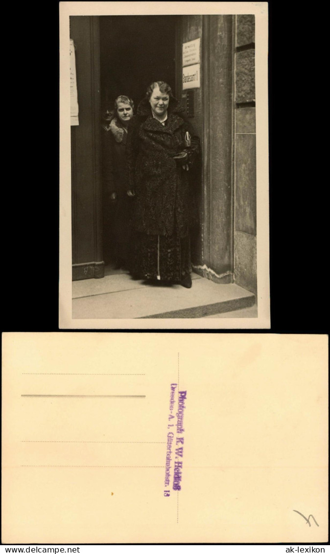 Ansichtskarte  Frauen Kommen Aus Dem Standesamt 1 Photo: Held Dresden 1930 - Noces