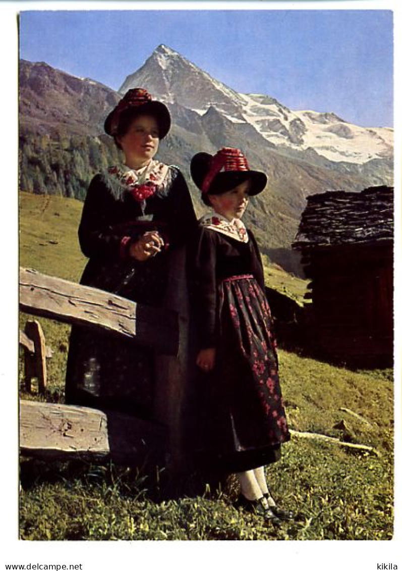 CPSM /CPM 10.5 X 15 Suisse Canton Du Valais  Fillettes D'EVOLENE   Costumes Folkloriques  Chalet Alpage Toit De Lauze - Evolène