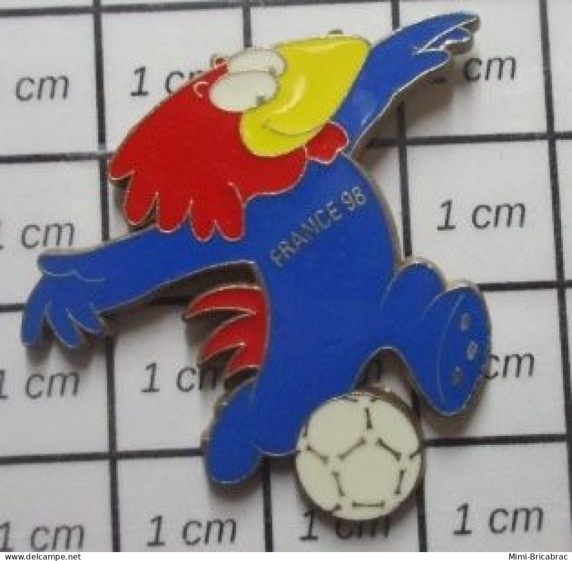 3617 Pin's Pins / Beau Et Rare / SPORTS / FOOTBALL MASCOTTE FOOTIX MONDIAL 98 Pas Arthus Bertrand - Fussball