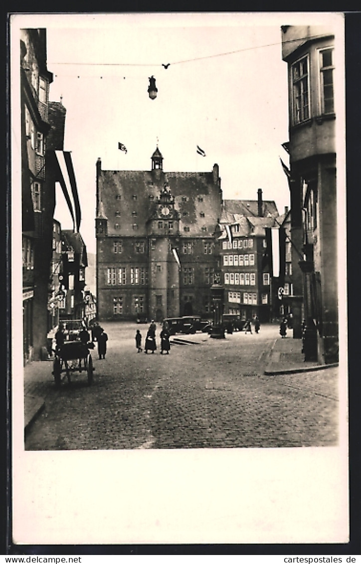AK Marburg, Marktplatz Mit Rathaus, Passanten Und Kutsche  - Marburg