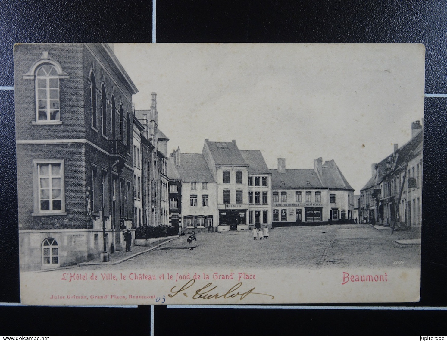 Beaumont L'Hôtel De Ville, Le Château Et Le Fond De La Grand'Place - Beaumont