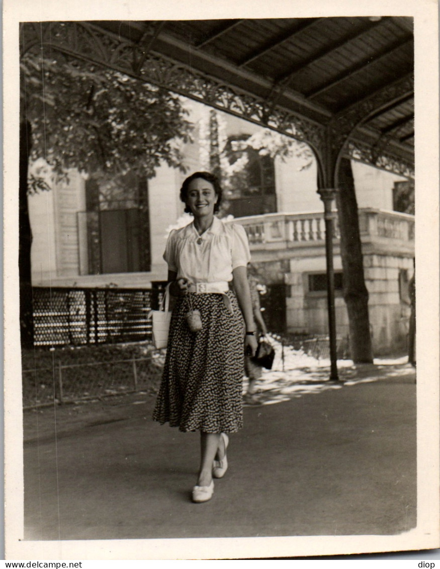 Photographie Photo Vintage Snapshot Photographe De Rue Marche Femme Mode - Autres & Non Classés