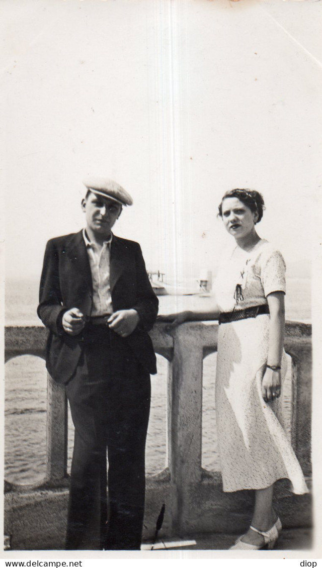Photographie Photo Vintage Snapshot Couple Casquette Mode  - Personnes Anonymes