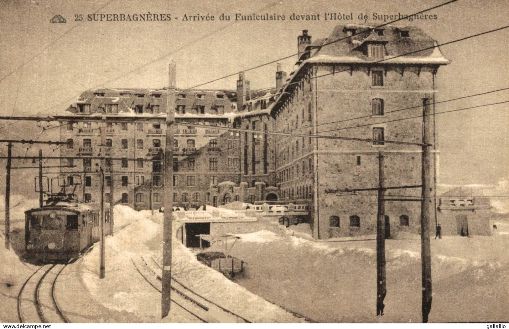 SUPERBAGNERES ARRIVEE DU FUNICULAIRE DEVANT L'HOTEL - Superbagneres