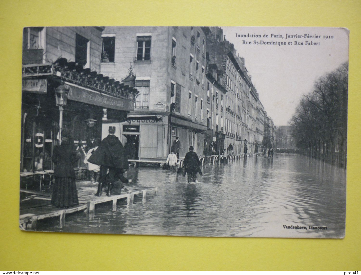 75. INONDATION DE PARIS 1910 RUE SAINT DOMINIQUE ET RUE FABERT    NON ECRITE  BON ETAT - De Overstroming Van 1910