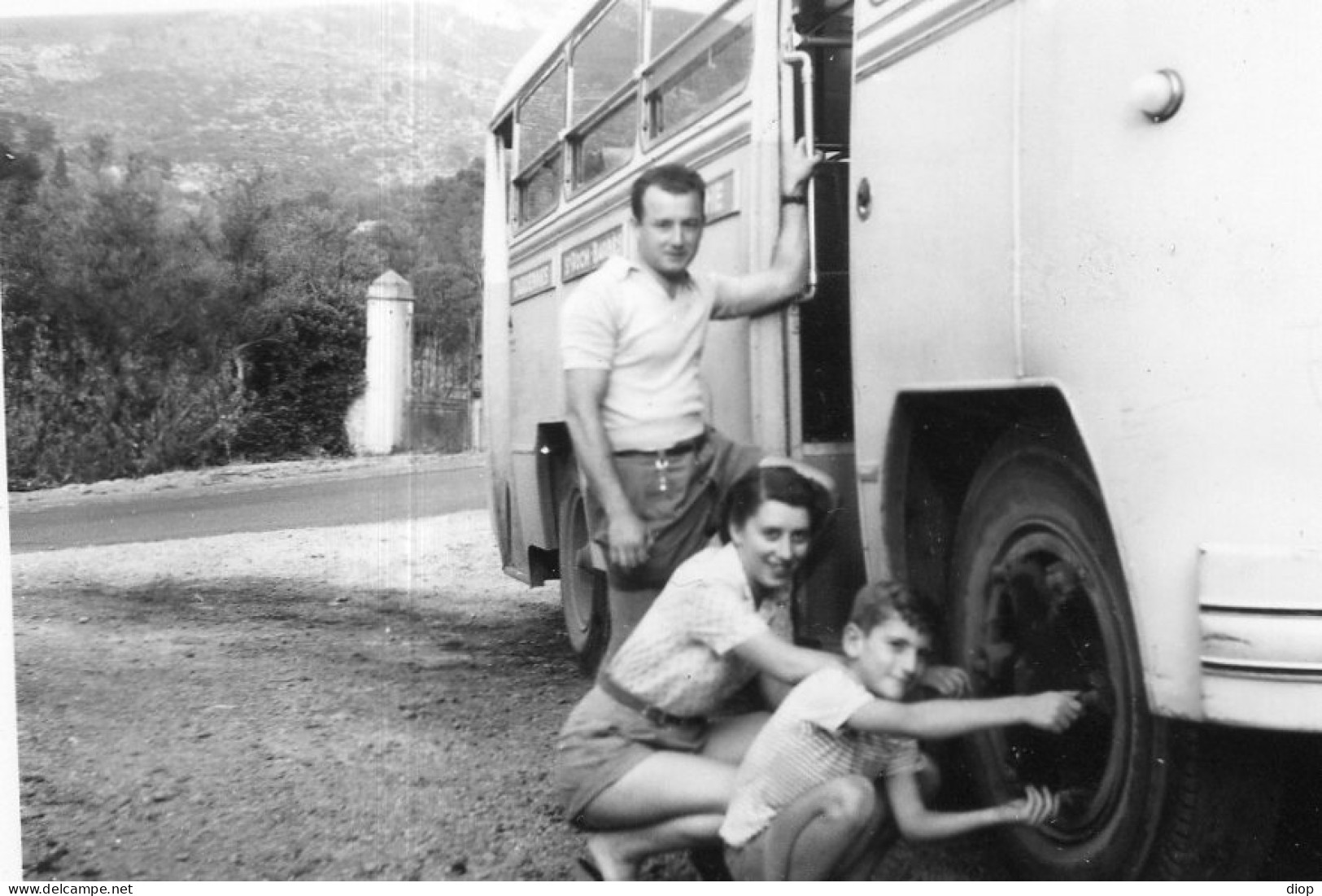 Photographie Photo Vintage Snapshot Car Autocar Bus Crevaison - Trains