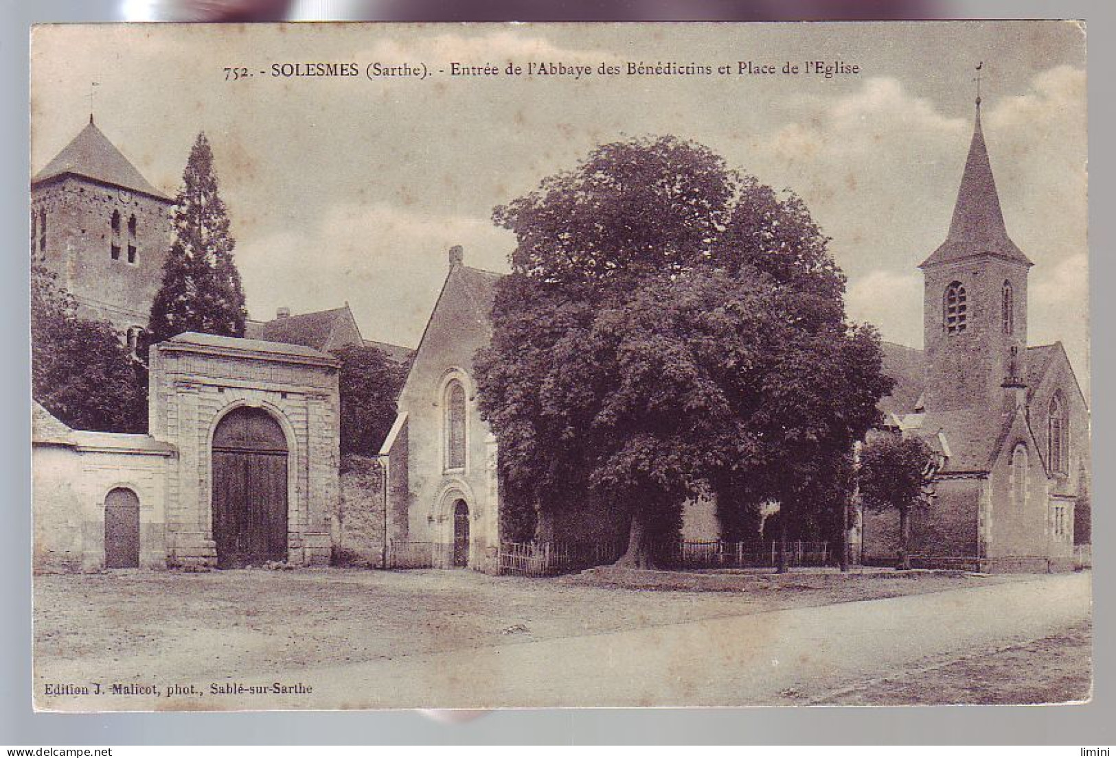 72 - SOLESMES - ABBAYE DES BENEDICTINS ET PLACE DE L'ÉGLISE - - Solesmes