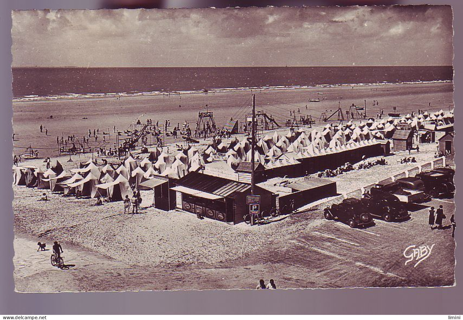 85 - SAINT JEAN-de-MONTS - VUE GÉNÉRALE DE LA PLAGE - ANIMÉE - AUTOMOBILE - - Saint Jean De Monts