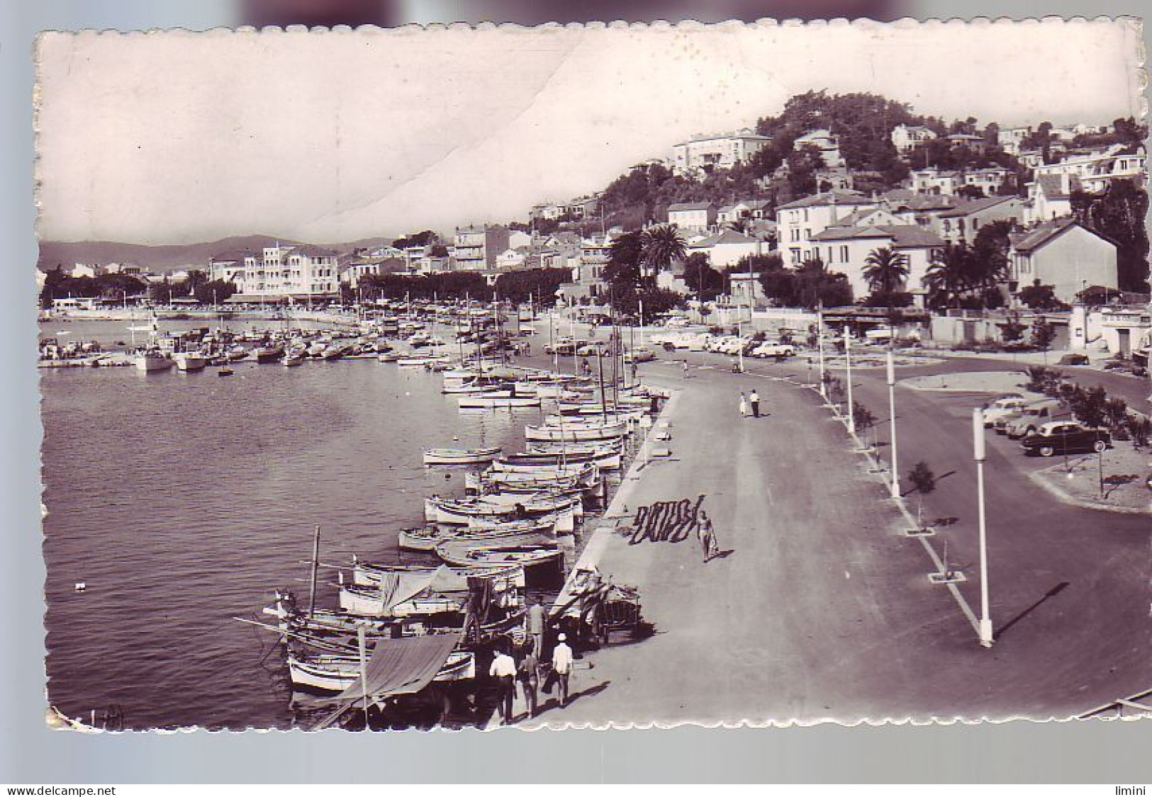 83  - LE LAVANDOU - QUAIS DU PORT - AUTOMOBILE  - ANIMÉE - - Le Lavandou