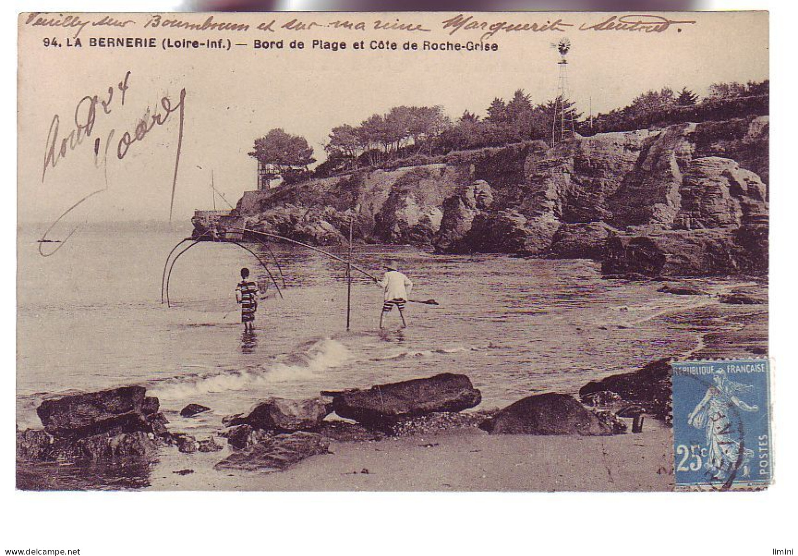 44 - LA BERNERIE - BORD DE PLAGE ET COTE DE ROCHE GRISE  - ANIMÉE  - - La Bernerie-en-Retz