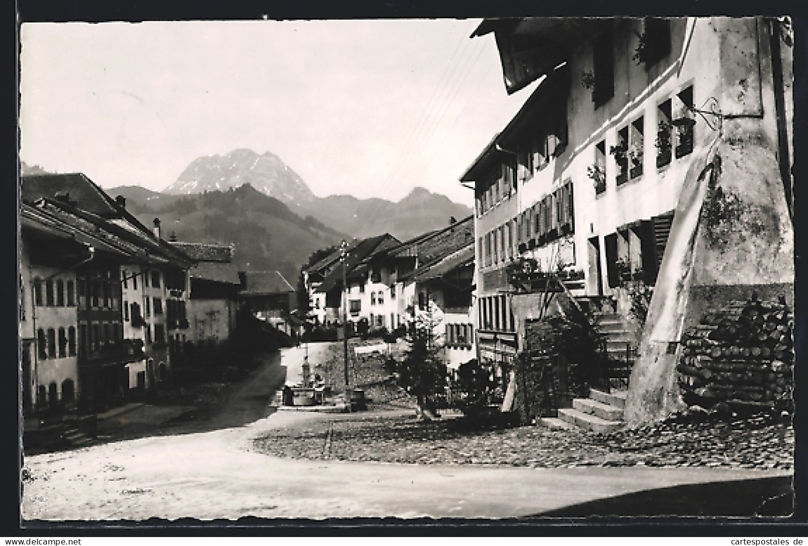 AK Gruyères, La Rue Et Le Moléson  - Gruyères