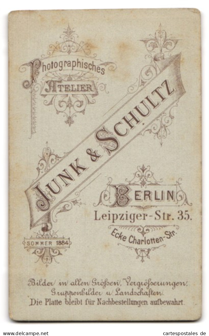 Fotografie Junk & Schultz, Berlin, Leipziger-Str. 35, Ernste Dame Im Schwarzen Kleid  - Anonymous Persons