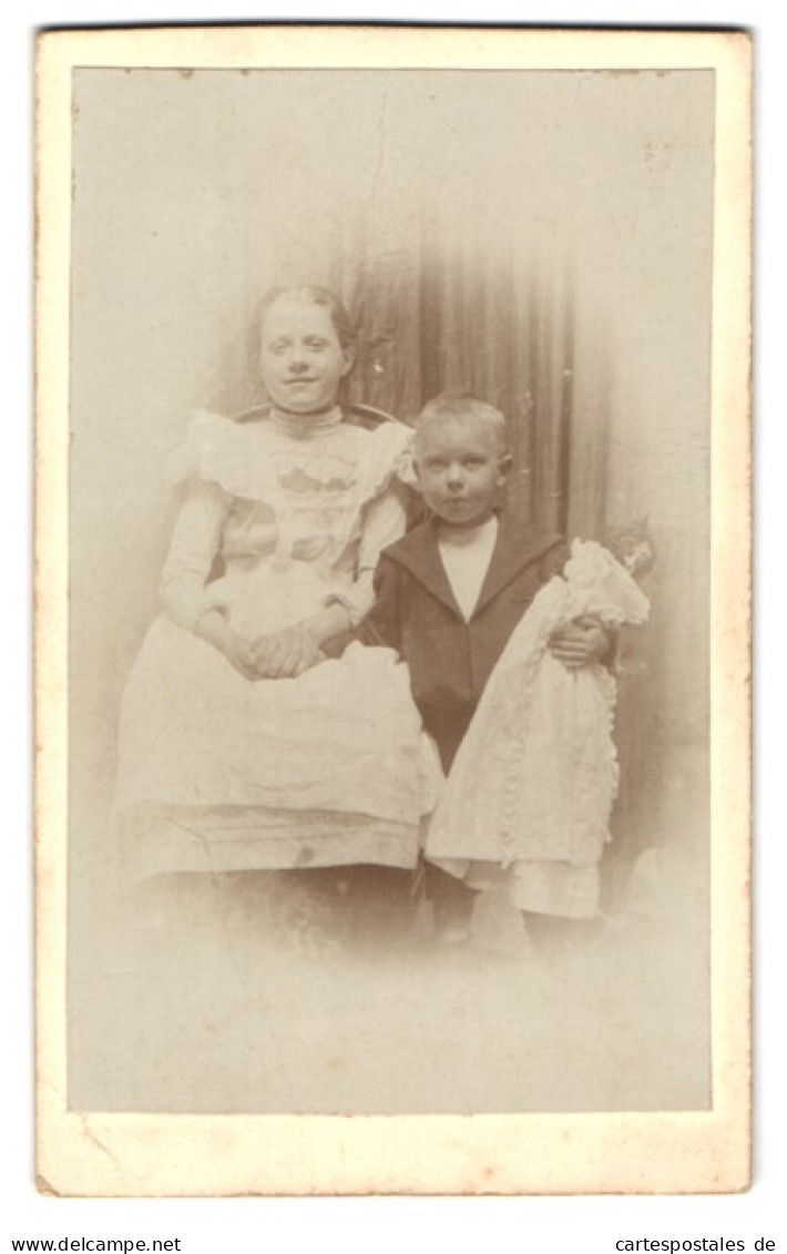 Fotografie Unbekannter Fotograf Und Ort, Junger Knabe Im Anzug Mit Schwester, 1899  - Anonymous Persons