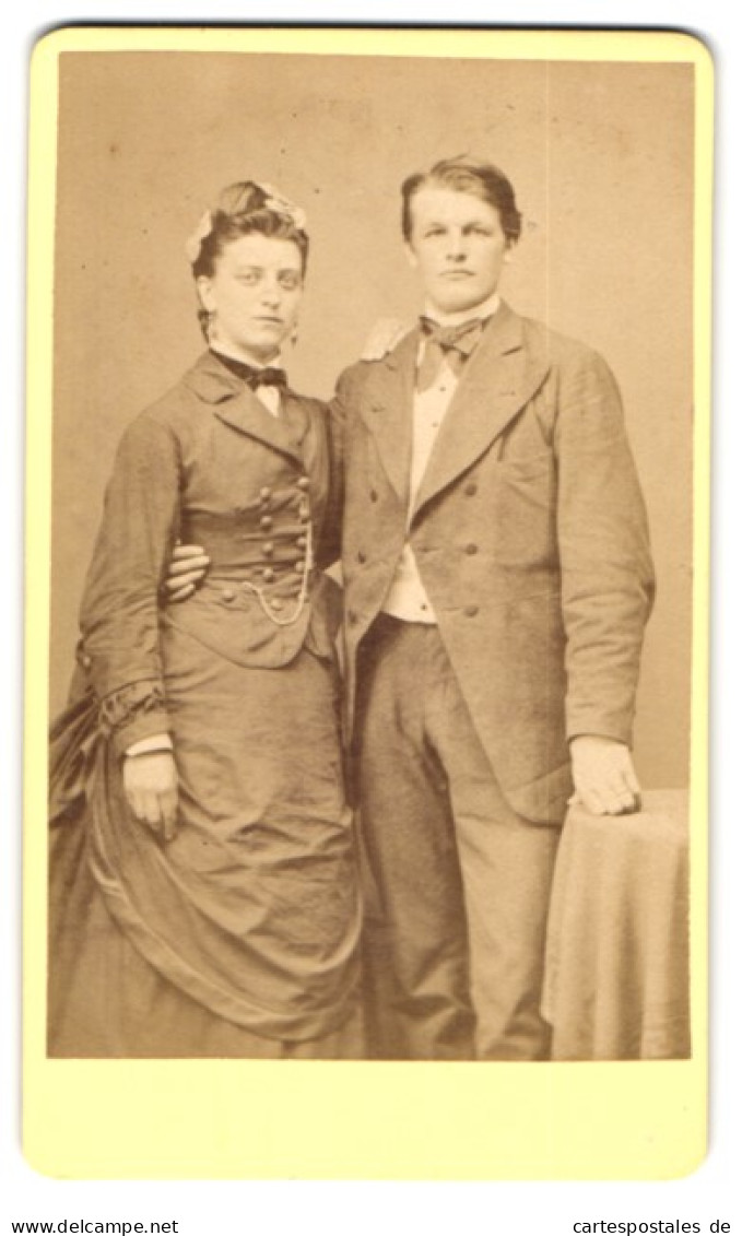 Fotografie F. Henning, Plön, Schlossberg, Hübsches Junges Paar In Feiner Kleidung  - Anonyme Personen