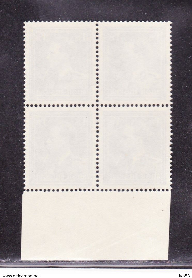 1944 Nr 692** Zonder Scharnier,blokje Van 4,zegel Uit Reeks Leopold III. - 1936-1957 Open Collar