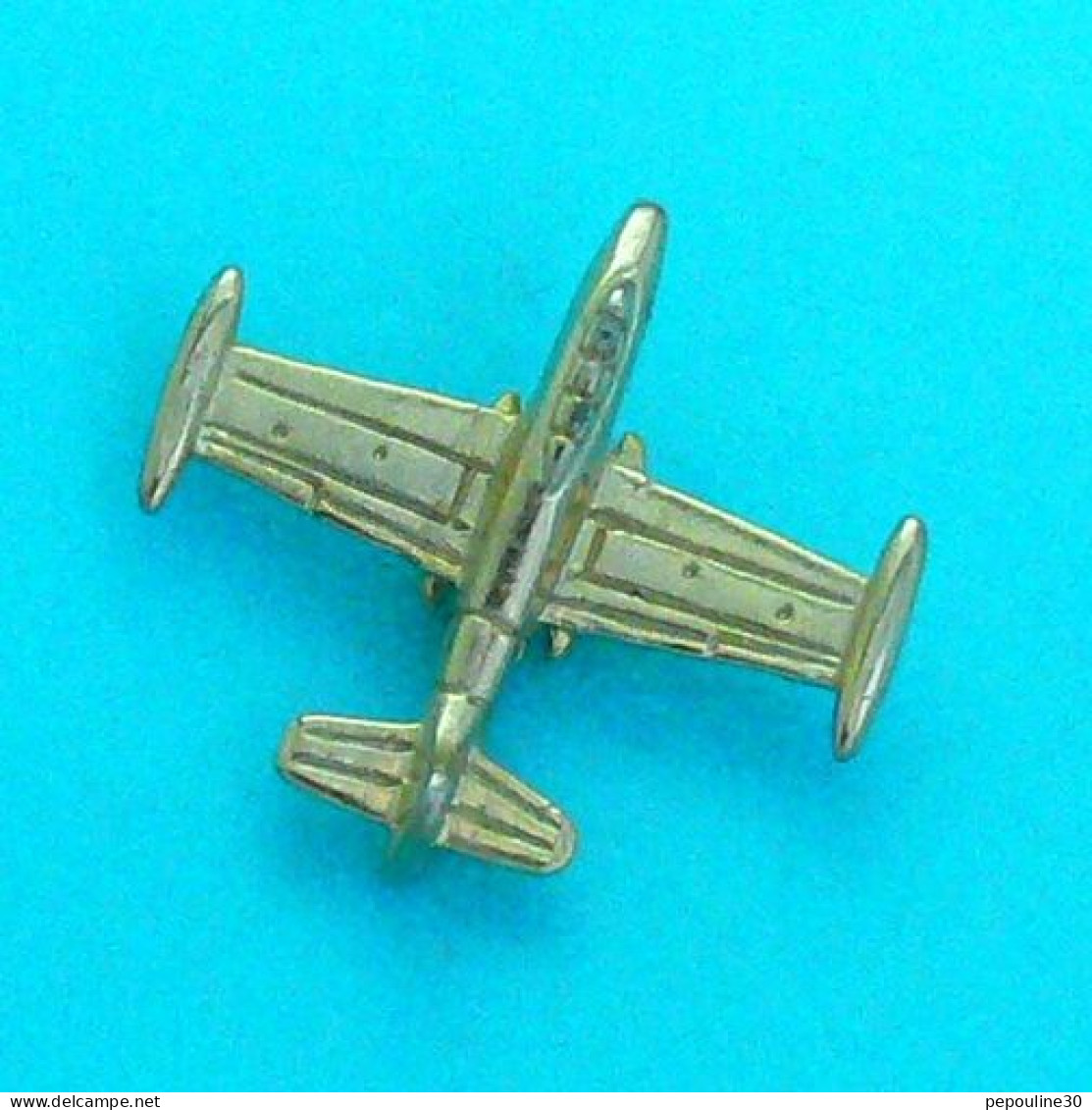 1 PIN'S //  ** AVION D'ATTAQUE LÉGER / AÉRO L-39 ALBATROS / 3'D ** - Airplanes