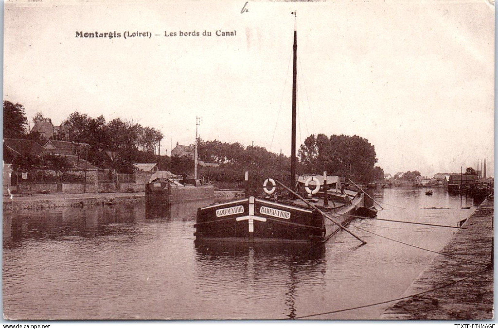 45 MONTARGIS - Une Peniche Sur Le Canal. - Montargis