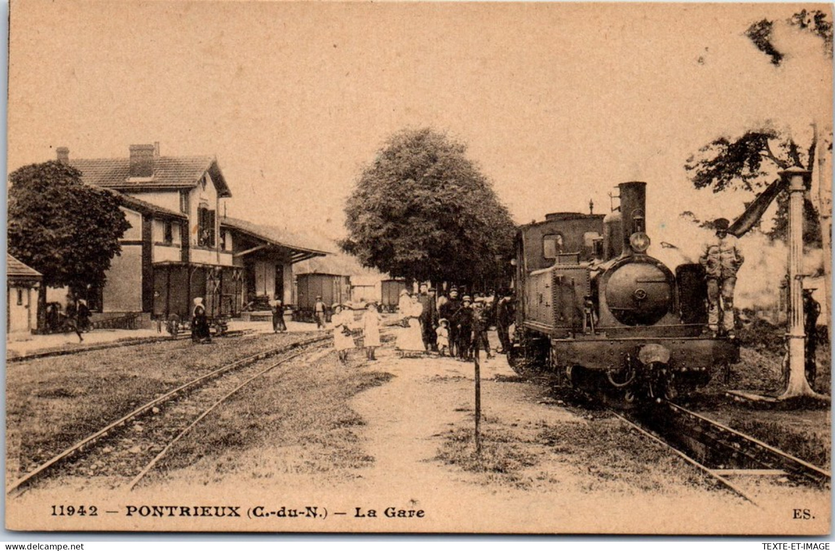 22 PONTRIEUX - La Gare (beau Plan De Locomotive) - Pontrieux