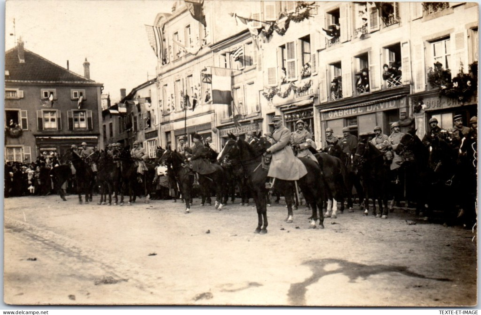 57 MORHANGE - CARTE PHOTO - Officier Sur La Place 1918 - Morhange