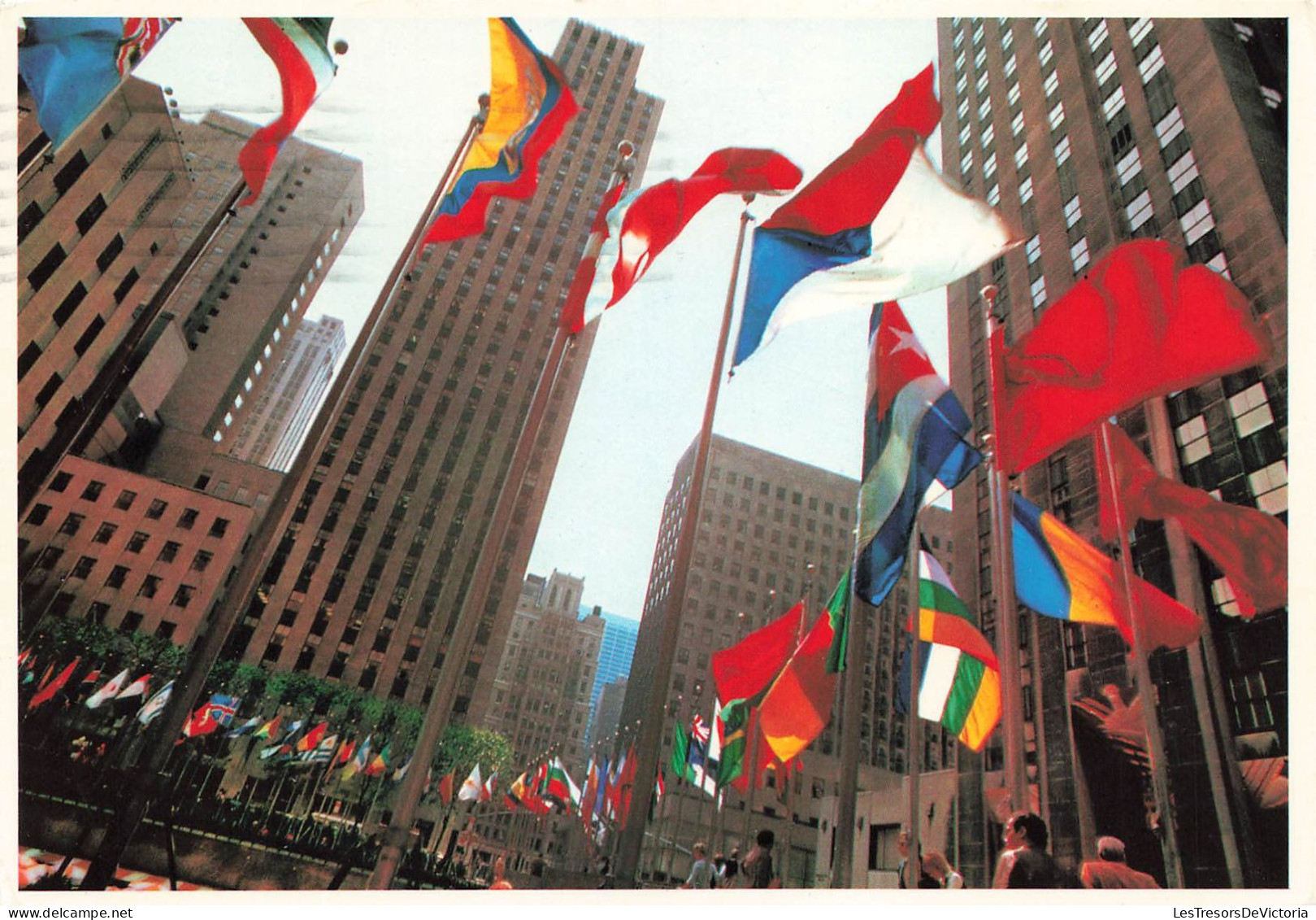 ETATS-UNIS - New York City - A Colorful Array Of The World's Flags At New York's Rochefeller Center - Carte Postale - Manhattan