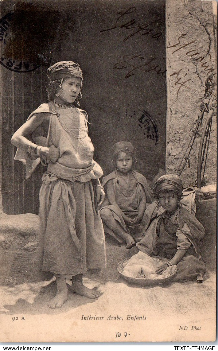 TUNISIE - Groupe D'enfants Dans Un Interieur - Tunisie