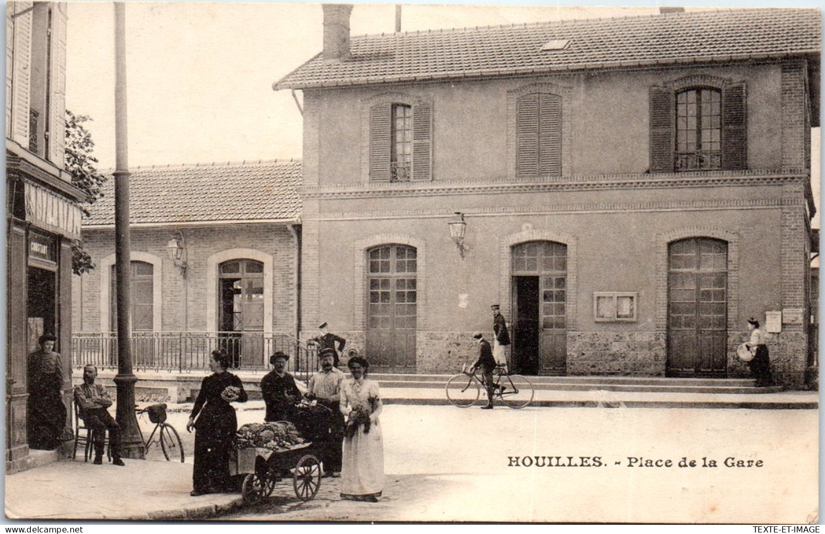 78 HOUILLES - La Place De La Gare. - Houilles