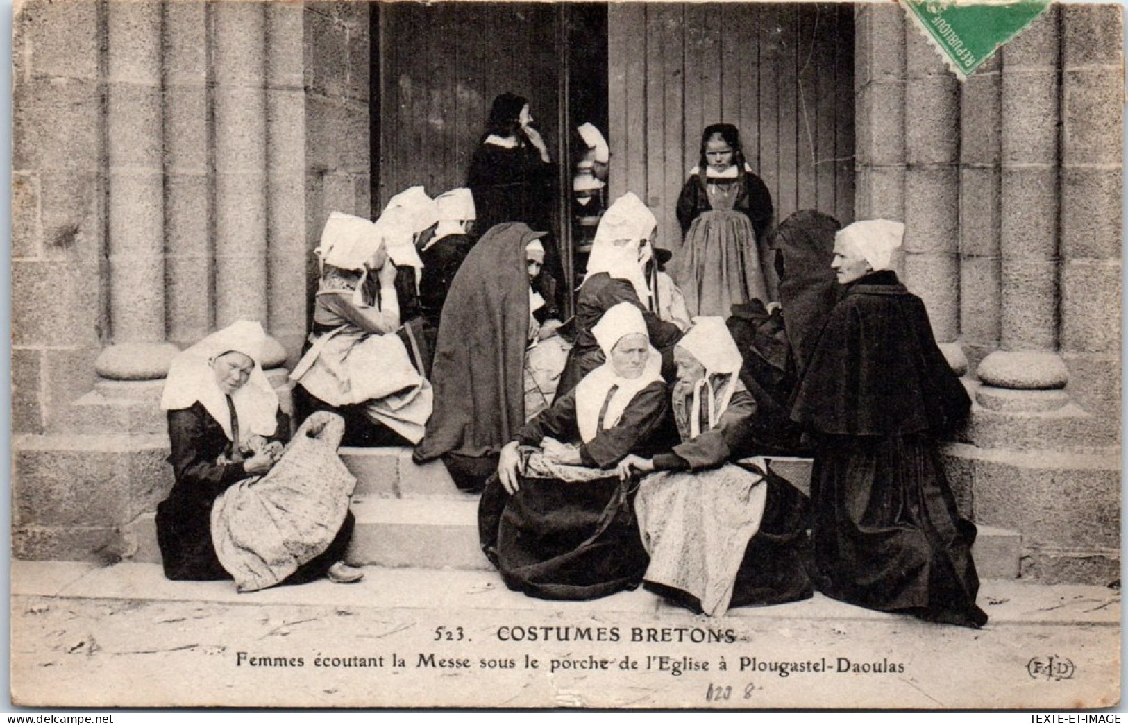 29 PLOUGASTEL DAOULAS - Femmes Sur Le Porche De L'eglise  - Plougastel-Daoulas