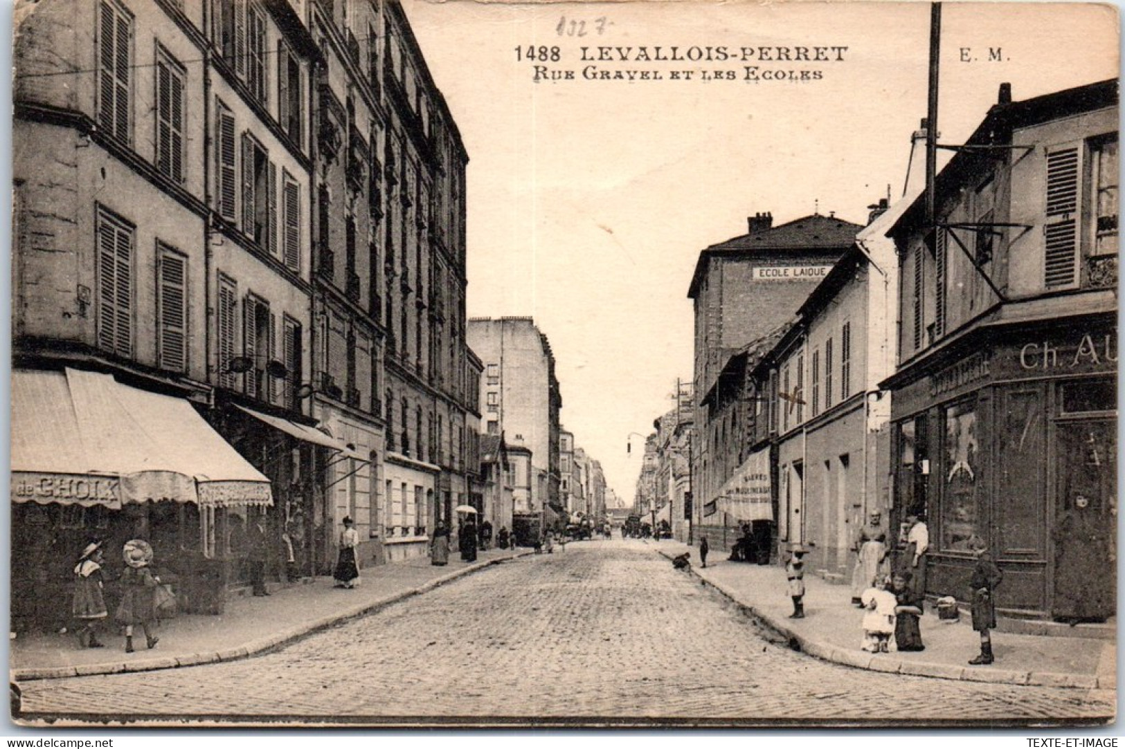 92 LEVALLOIS PERRET - La Rue Gravel Et Les Ecoles. - Levallois Perret