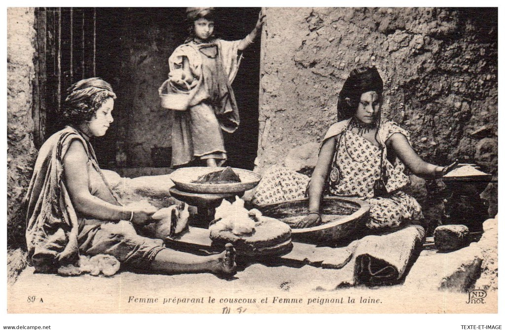 TUNISIE - Femme Preparant Le Couscous Et Peignant La Laine - Tunisia