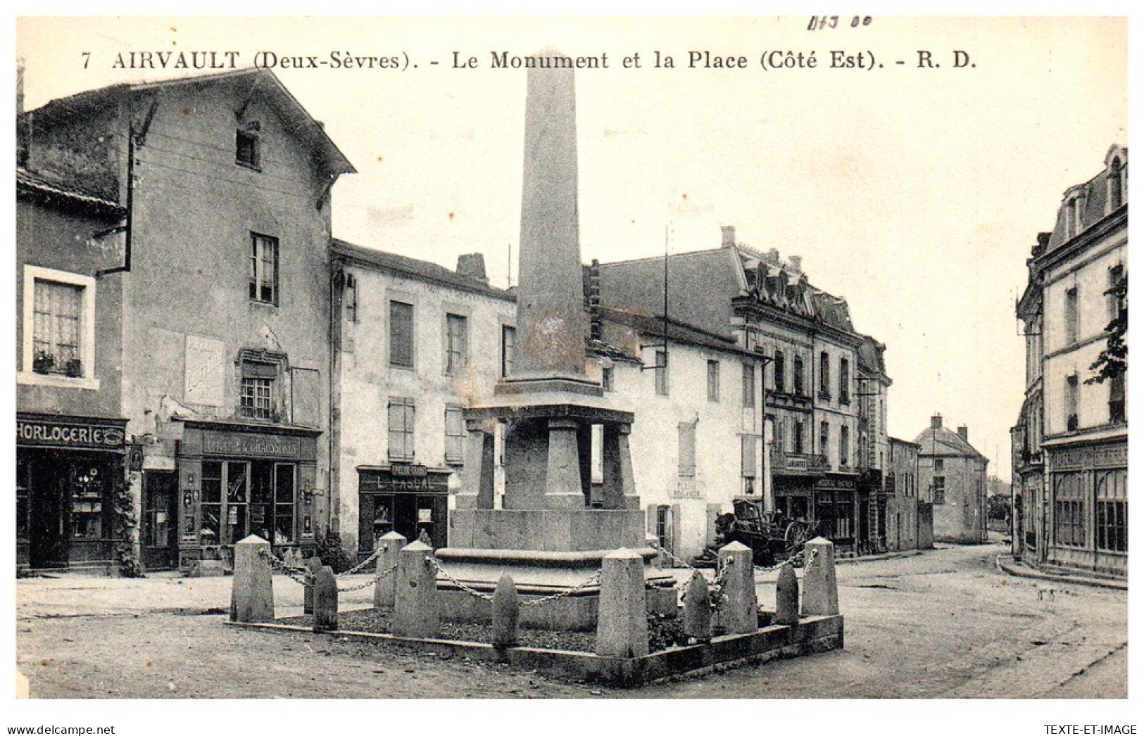 79 AIRVAULT - Le Monument Et La Place  - Airvault