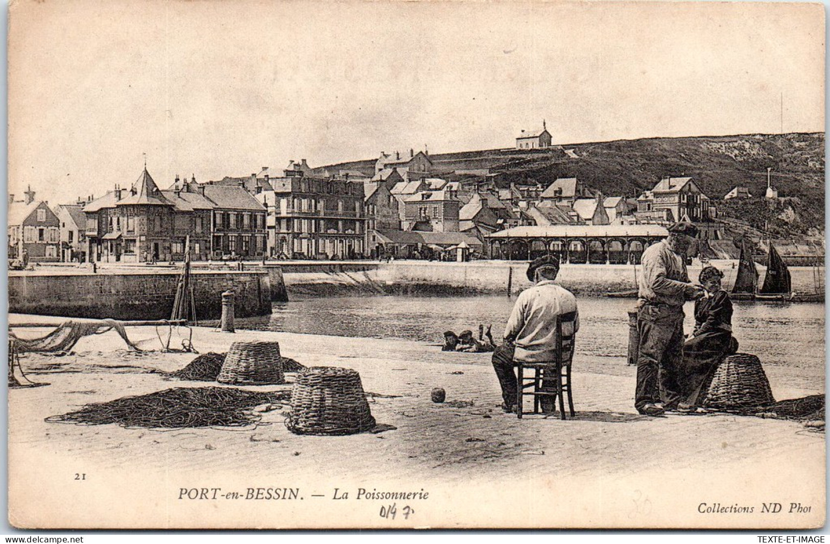 14 PORT EN BESSIN - La Poissonnerie Et Un Coin Du Port  - Port-en-Bessin-Huppain