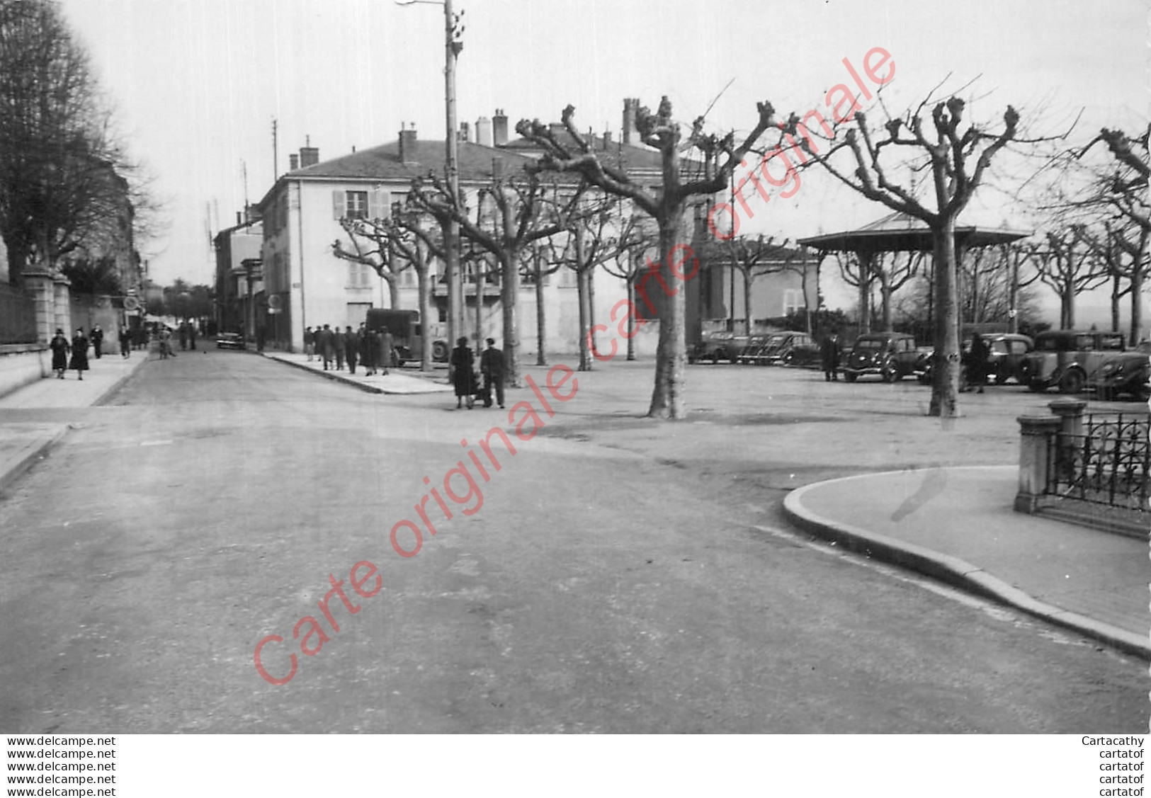 01.  TREVOUX . La Place De La Terrasse . - Trévoux