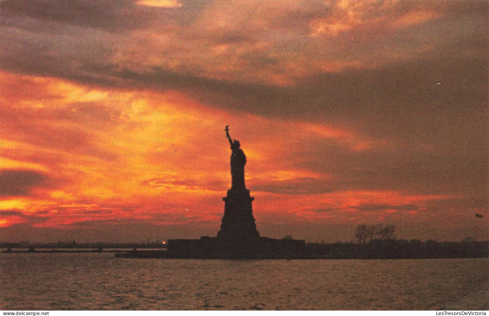 ETATS-UNIS - The Statue Of Liberty At Sunset - New York City - Carte Postale - Estatua De La Libertad