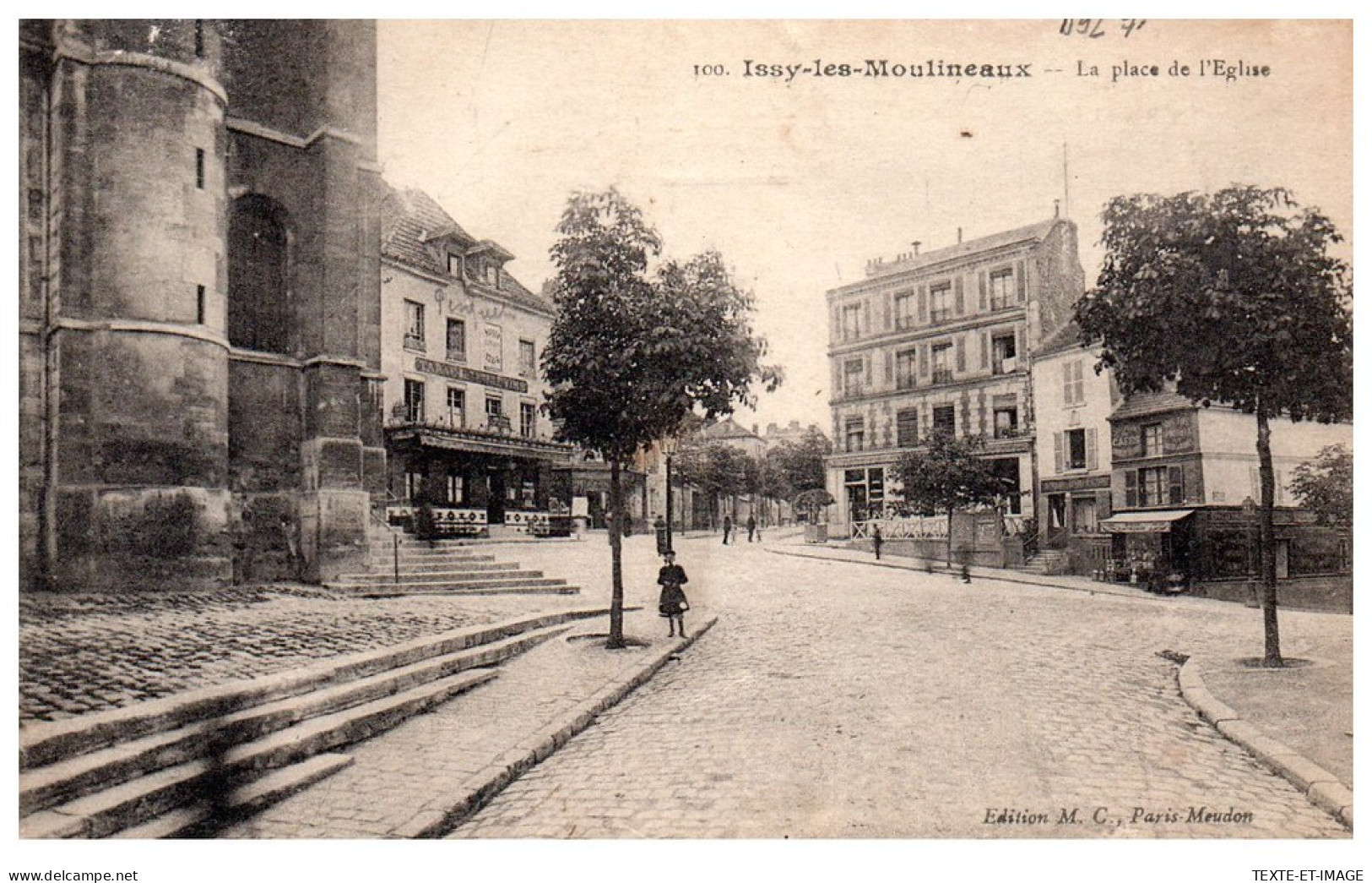 92 ISSY LES MOULINEAUX - Vue De La Place De L'eglise. - Issy Les Moulineaux