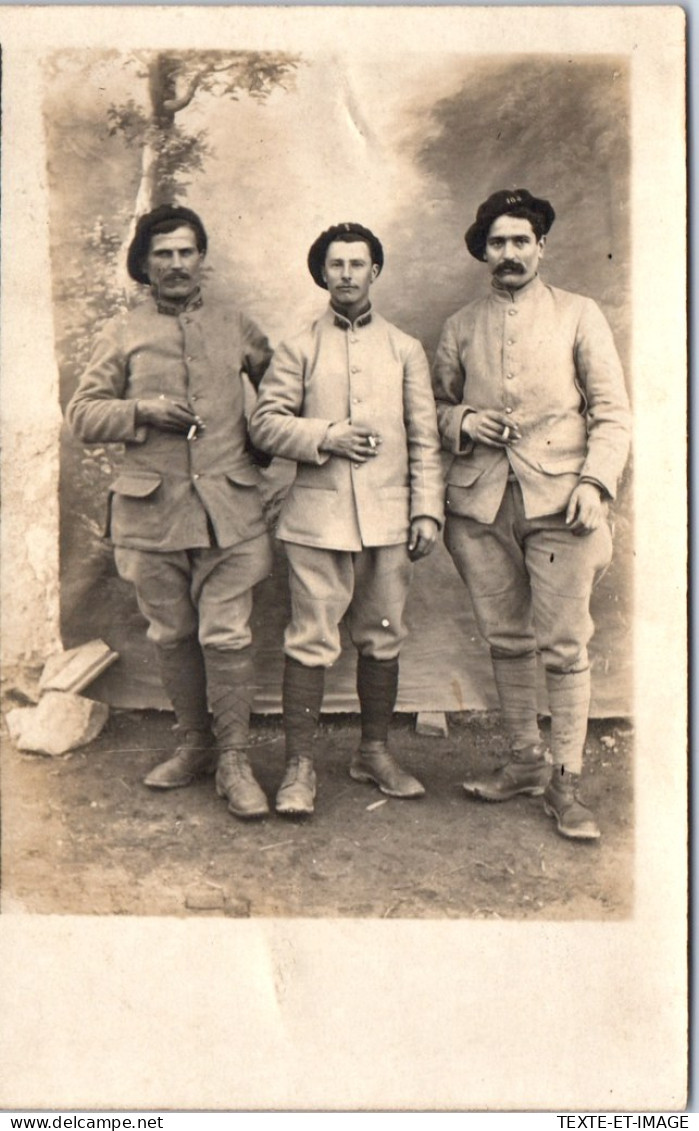 CHASSEURS ALPINS - CARTE PHOTO - 3 Militaires (mars 1917) - Regiments