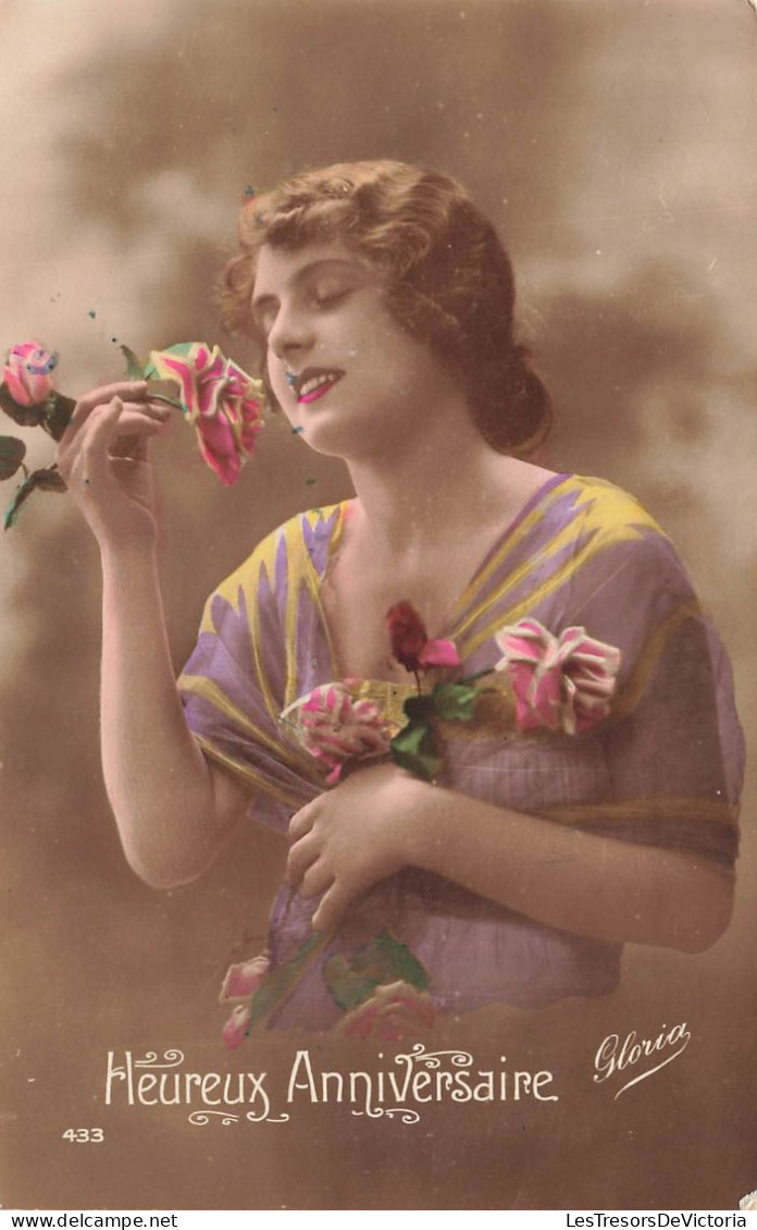 FETES ET VOEUX - Heureux Anniversaire - Une Femme Sentant Des Roses - Colorisé - Carte Postale Ancienne - Compleanni