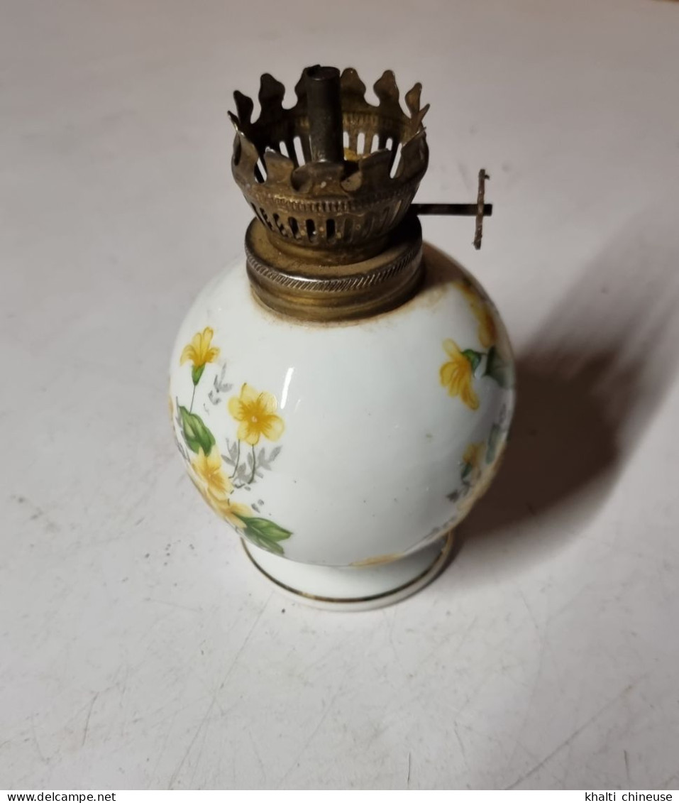 Lampe à Huile En Céramique Blanche Fleurie Ancienne Vintage - Andere & Zonder Classificatie