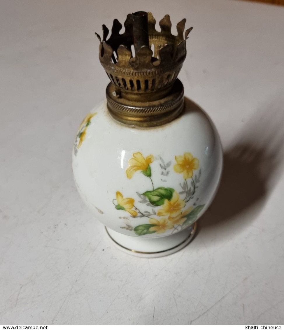 Lampe à Huile En Céramique Blanche Fleurie Ancienne Vintage - Other & Unclassified