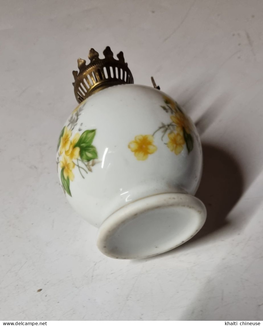 Lampe à Huile En Céramique Blanche Fleurie Ancienne Vintage - Sonstige & Ohne Zuordnung