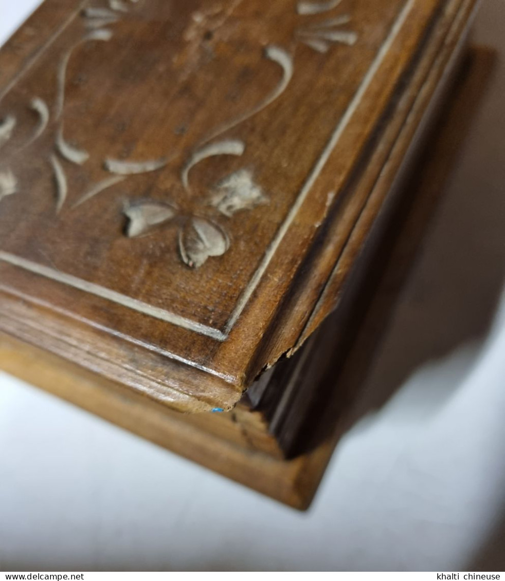 Petit coffre / boite en bois ancien avec gravure vintage