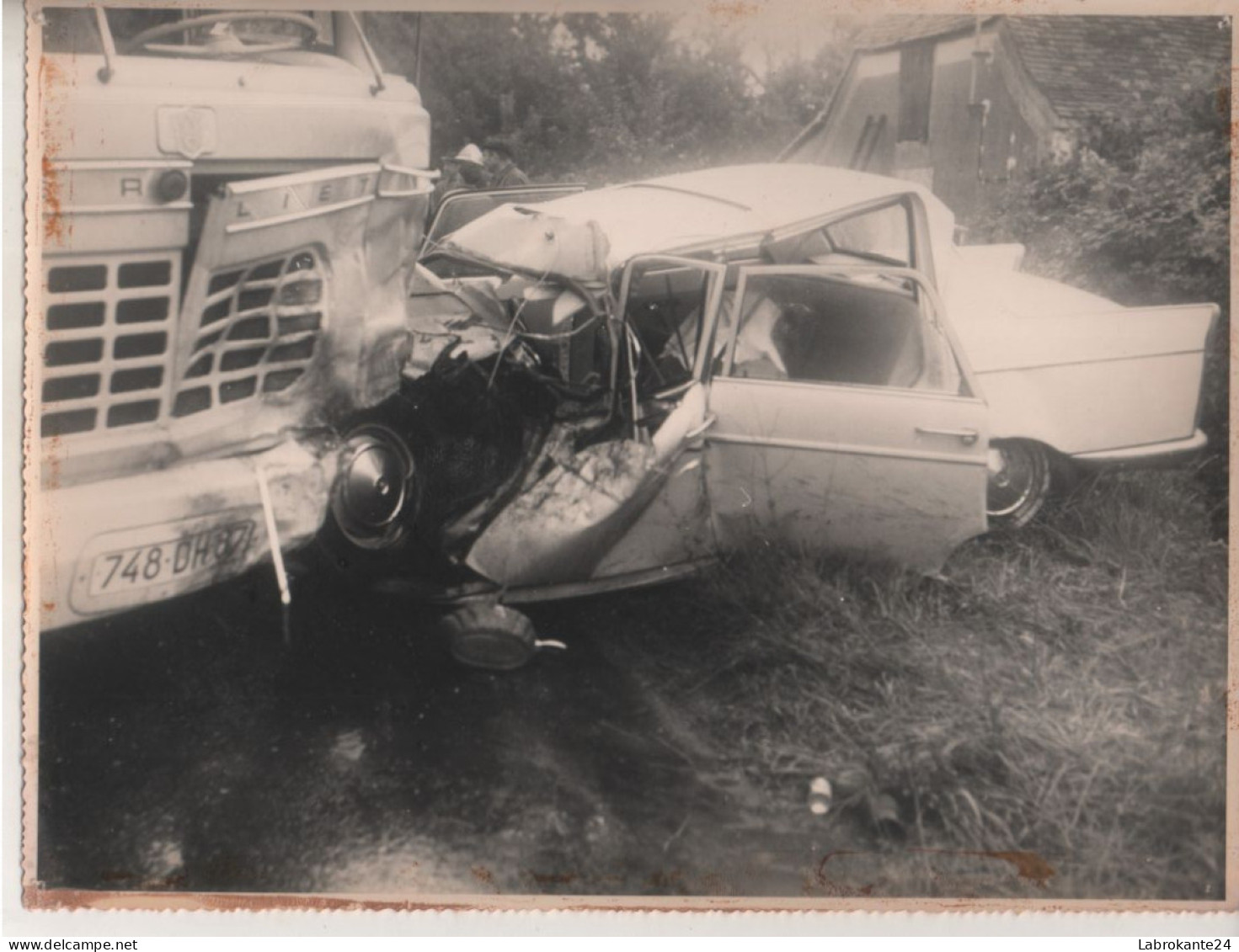 REF ENV15 Photo Originale Accident De Camion Berliet Contre Peugeot 404 - Automobile