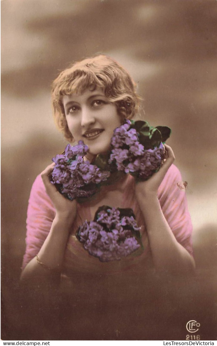 FANTAISIES - Une Fille Tenant Des Bouquets De Fleurs - Colorisé - Carte Postale Ancienne - Women