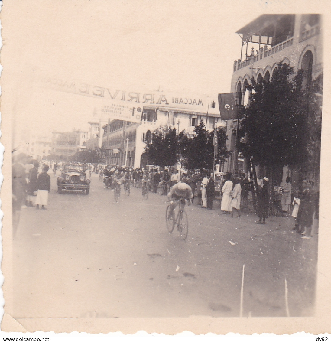 AFRIQUE DU NORD ARRIVEE COURSE CYCLISTE ET VOITURE - Afrique