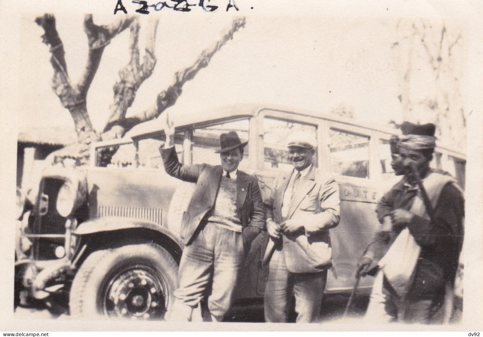 ALGERIE AZAZGA BUS ET CHAUFFEUR ET HOMMES CIRCA 1920 - Automobiles
