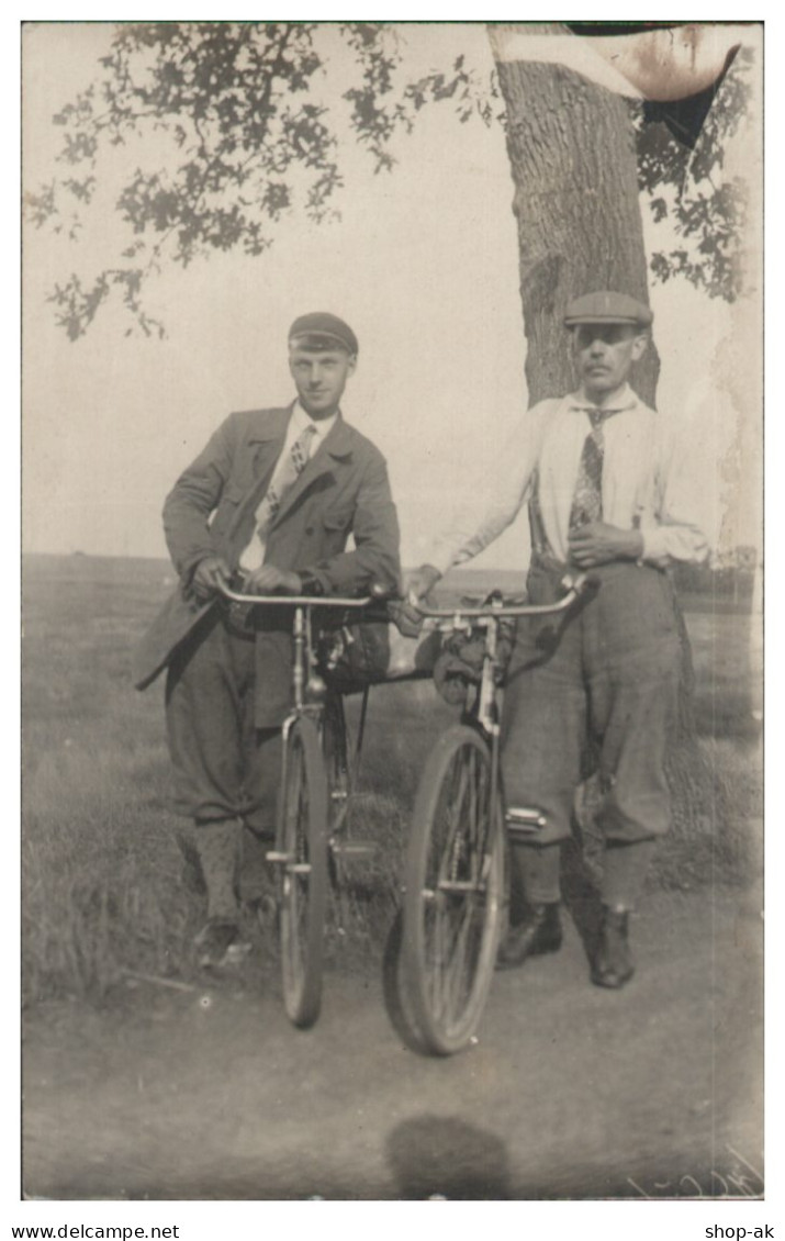 S5560/ Zwei Männer Mit Fahrrad Foto AK Ca.1925 - Autres & Non Classés