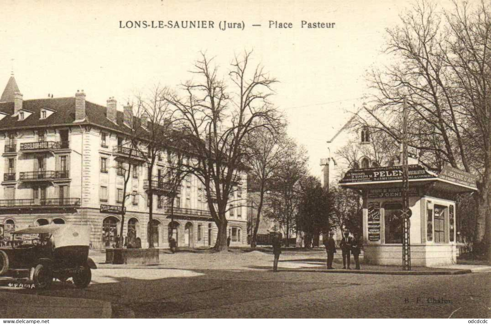 LONS LE SAUNIER Place Pasteur  Animée Belle Voitures D' Epoque Kiosque  RV - Lons Le Saunier