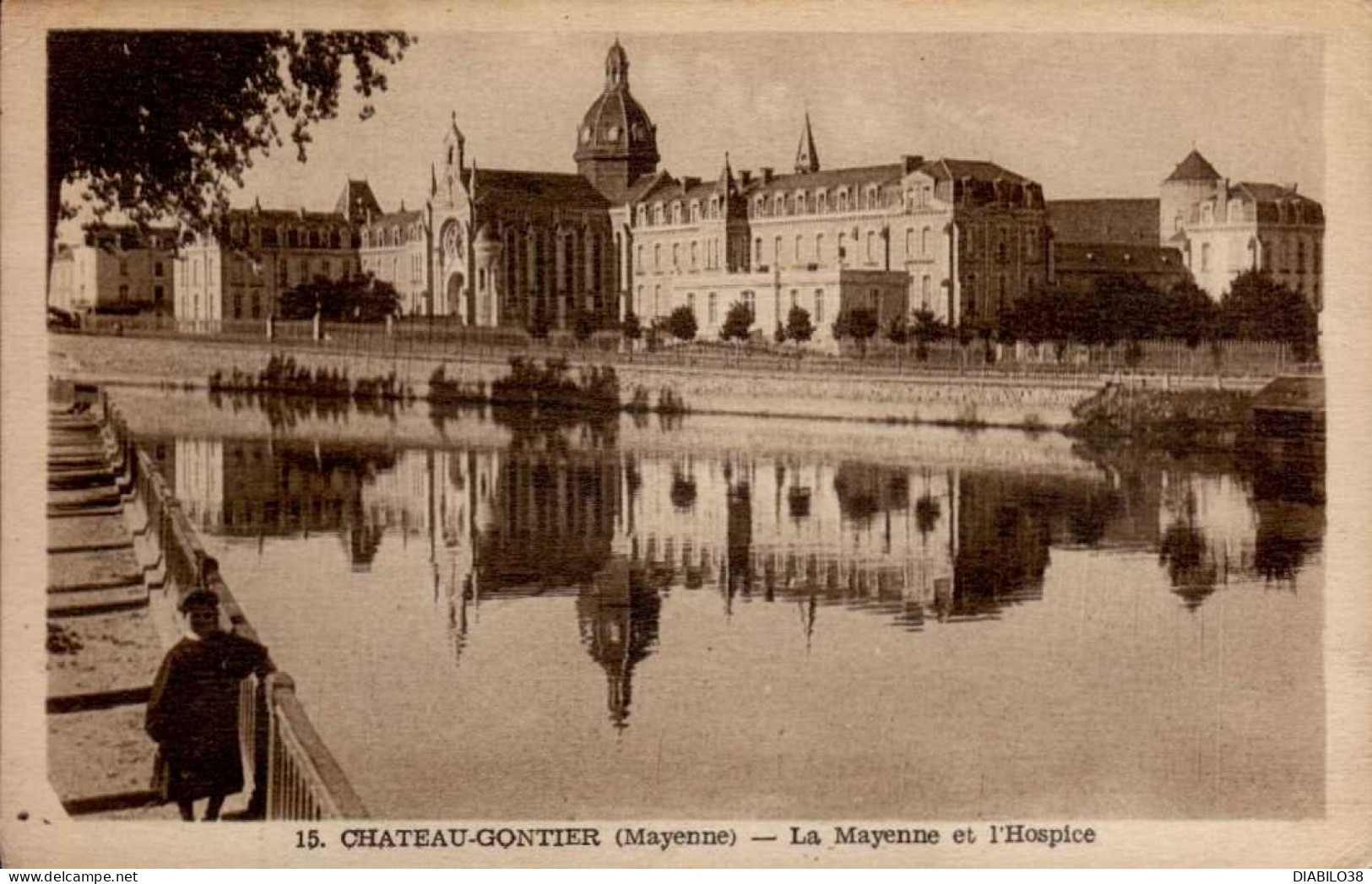 CHATEAU-GONTIER   ( MAYENNE )    LOT DE 2 CARTES .  LE JARDIN ANGLAISLA MAYENNE ET L ' HOSPICE - Chateau Gontier